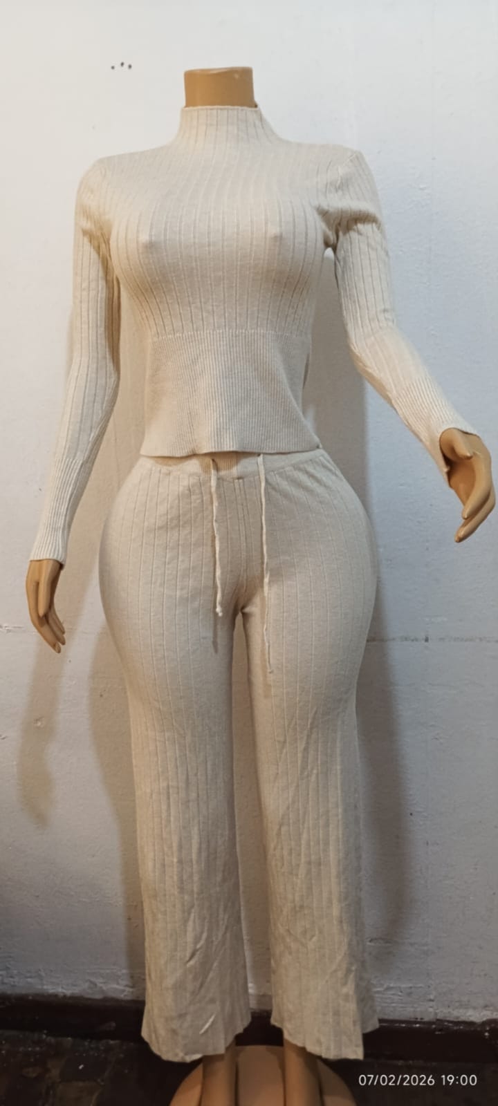 CONJUNTO CASUAL DE HILO CREMA (BLANCO HUESO)
