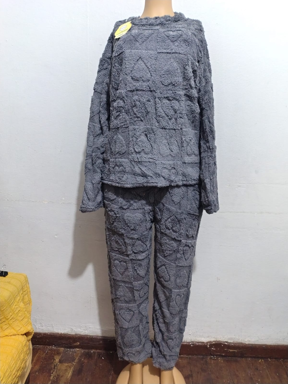 PIJAMA POLAR MODELO CORAZON GRIS
